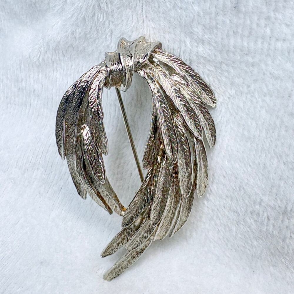 Hattie Carnegie Feather Wreath Brooch Silver Tone White Metal Vintage Signed